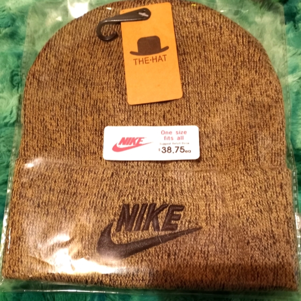 BNWT NIKE BEANY